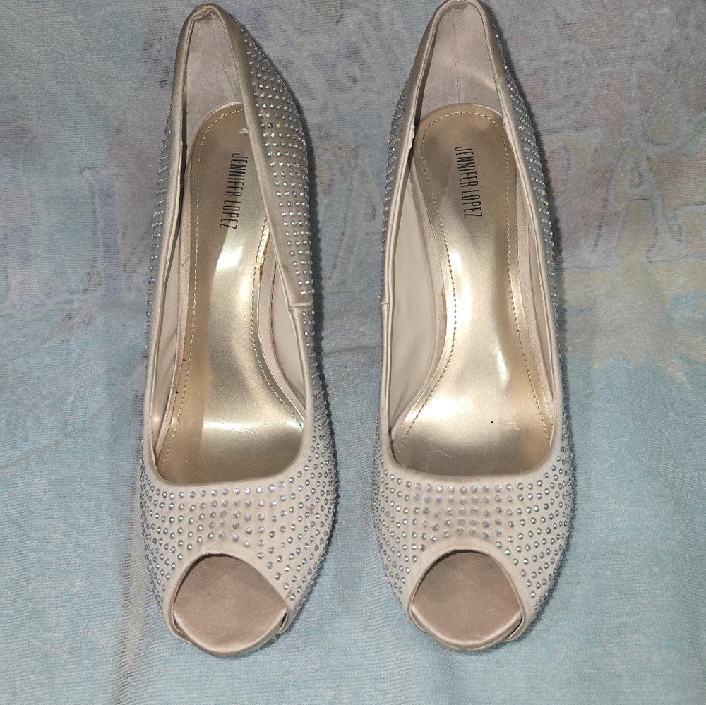 Size 10 NWOT Jennifer Lopez cream heels